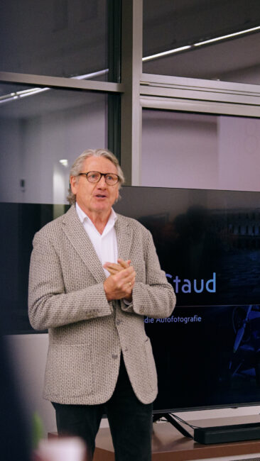 Sequenz 01.00_00_23_21.Standbild002